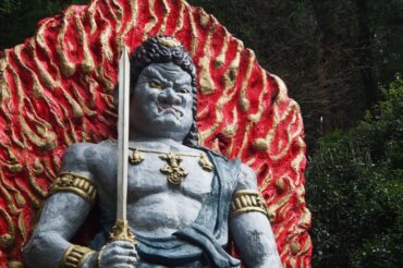 immagine di divinità spirituale dall'aspetto severo